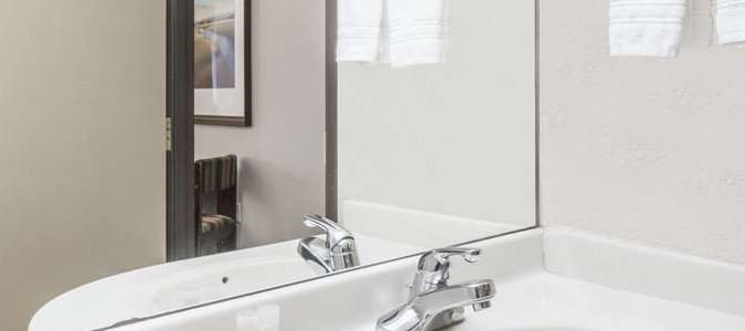 Фото Days Inn by Wyndham near Kansas Speedway