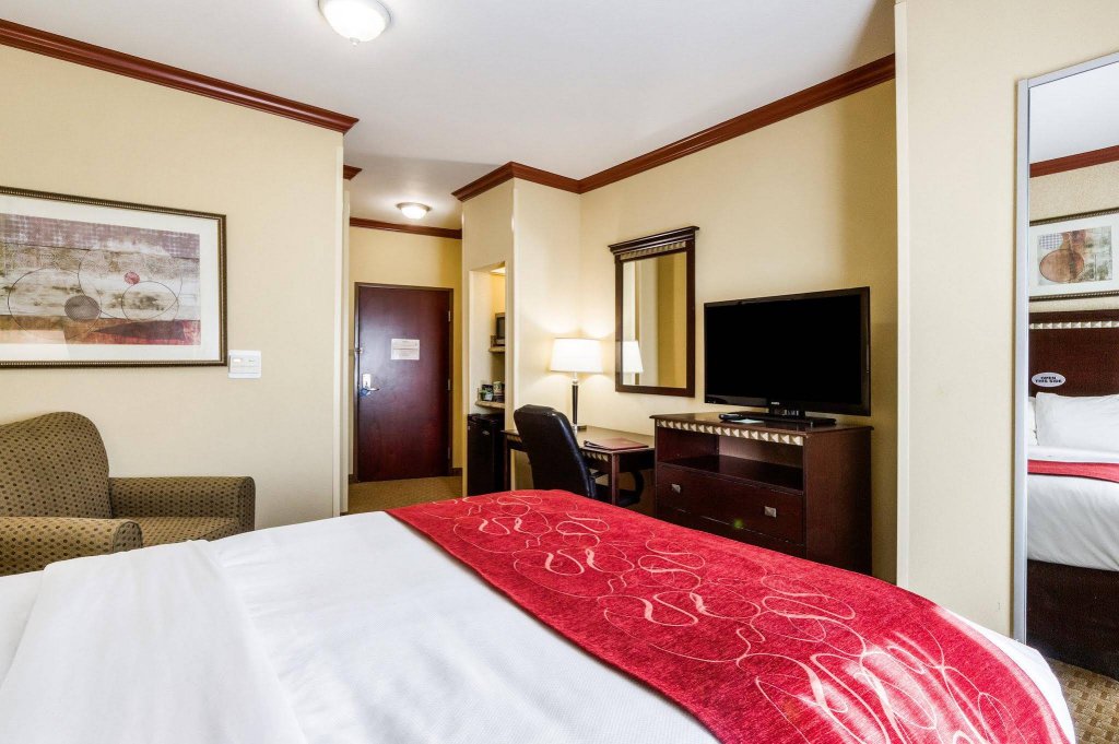 Фото Comfort Suites Central