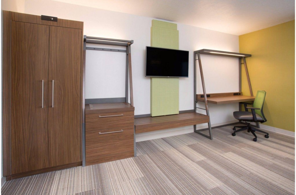 Фото Holiday Inn Express & Suites Lenexa - Overland Park Area, an Ihg Hotel
