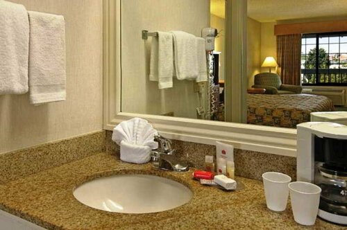 Гостиница Ramada by Wyndham Costa Mesa/Newport Beach в Коста-Меса