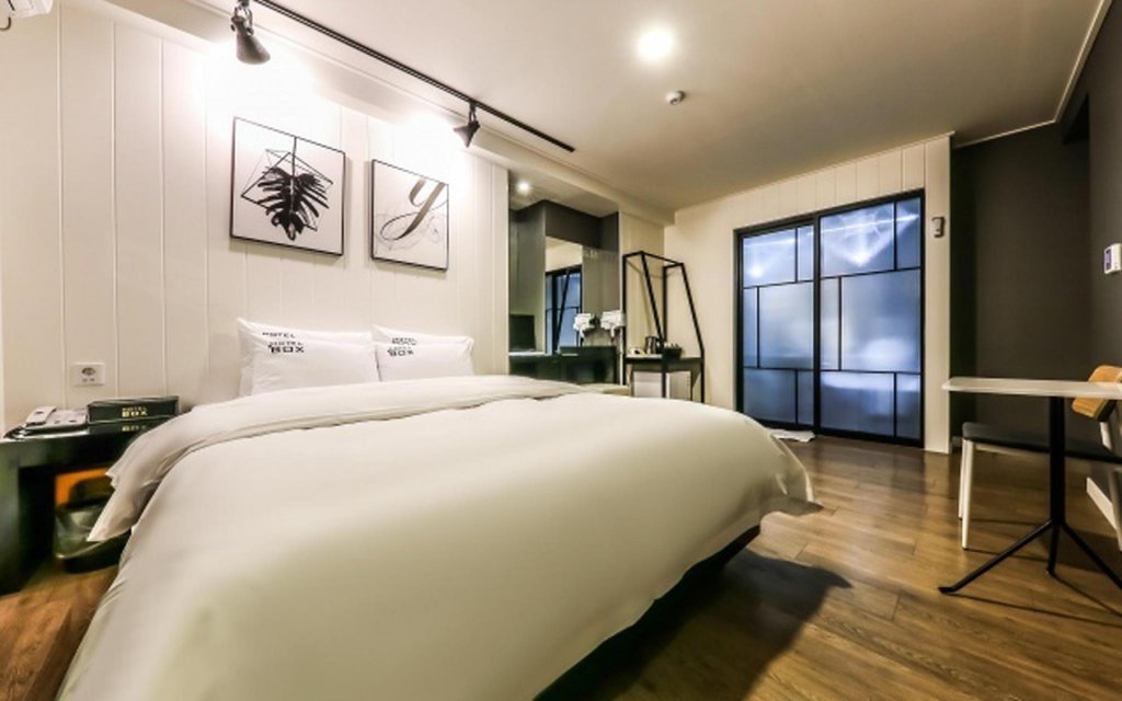 Фото Sintanjin Hotel Box Daejeon