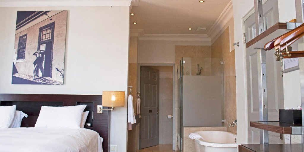 Фото The Charles Cafe & Rooms