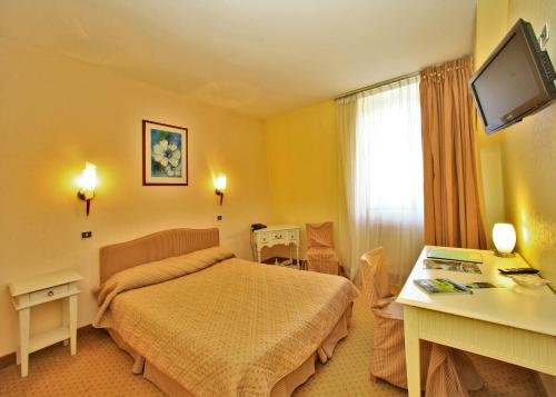 Фото Hôtel Le Lion D'Or