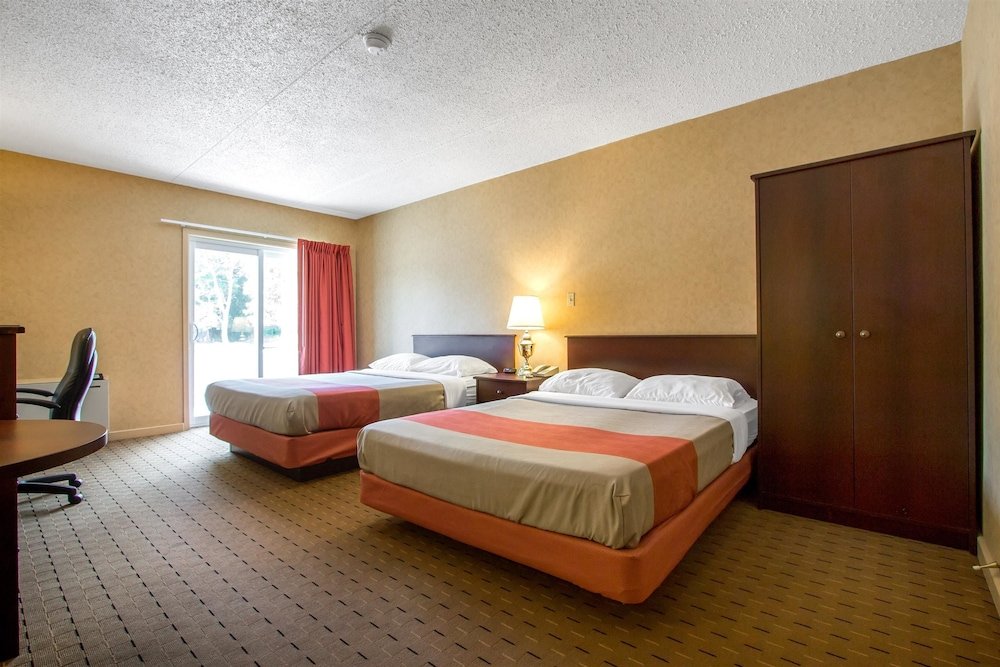 Фото Motel 6 Trenton, On