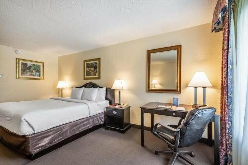 Гостиница Clarion Inn & Suites Fl321 в Клируотере