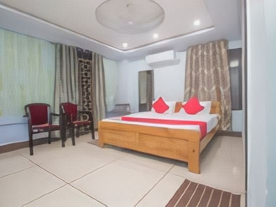 Фото Oyo 27907 Greater Kailash The Palace