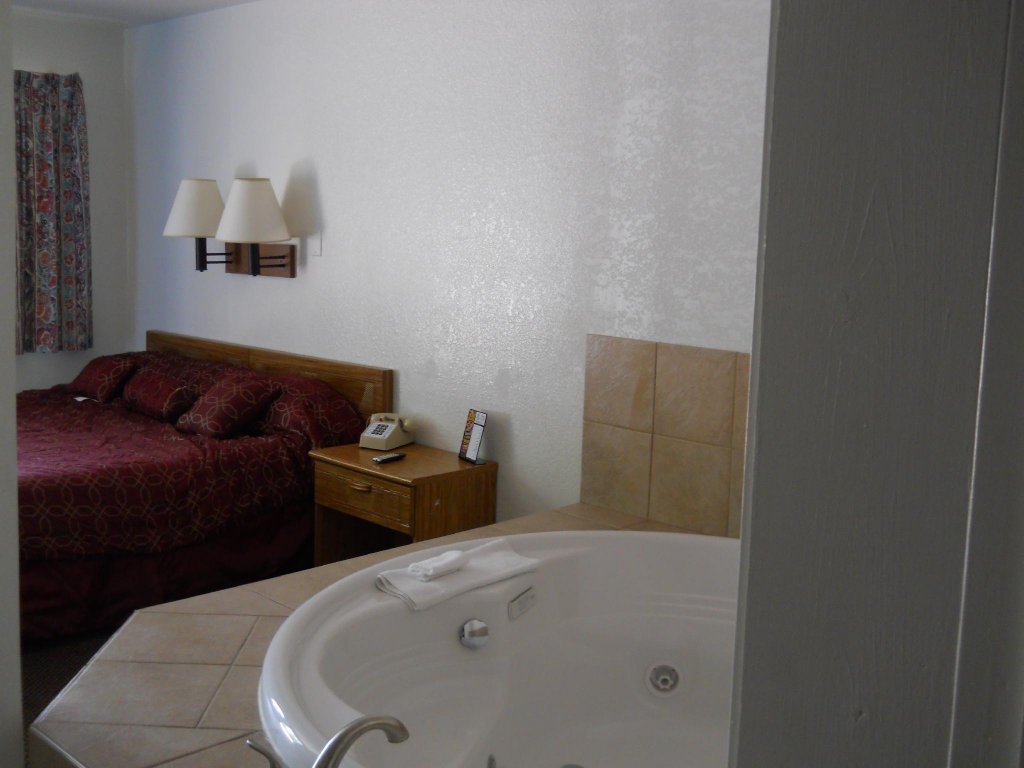 Фото Travelodge by Wyndham Grand Rapids North