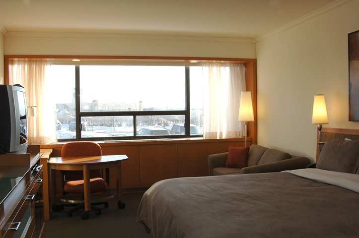 Фото Sheraton Montreal Airport Hotel