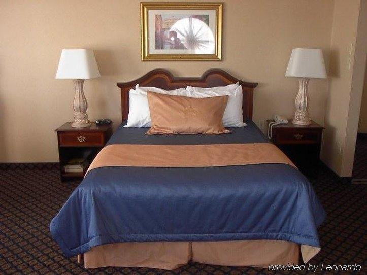 Фото Monte Carlo Inn - Brampton Suites