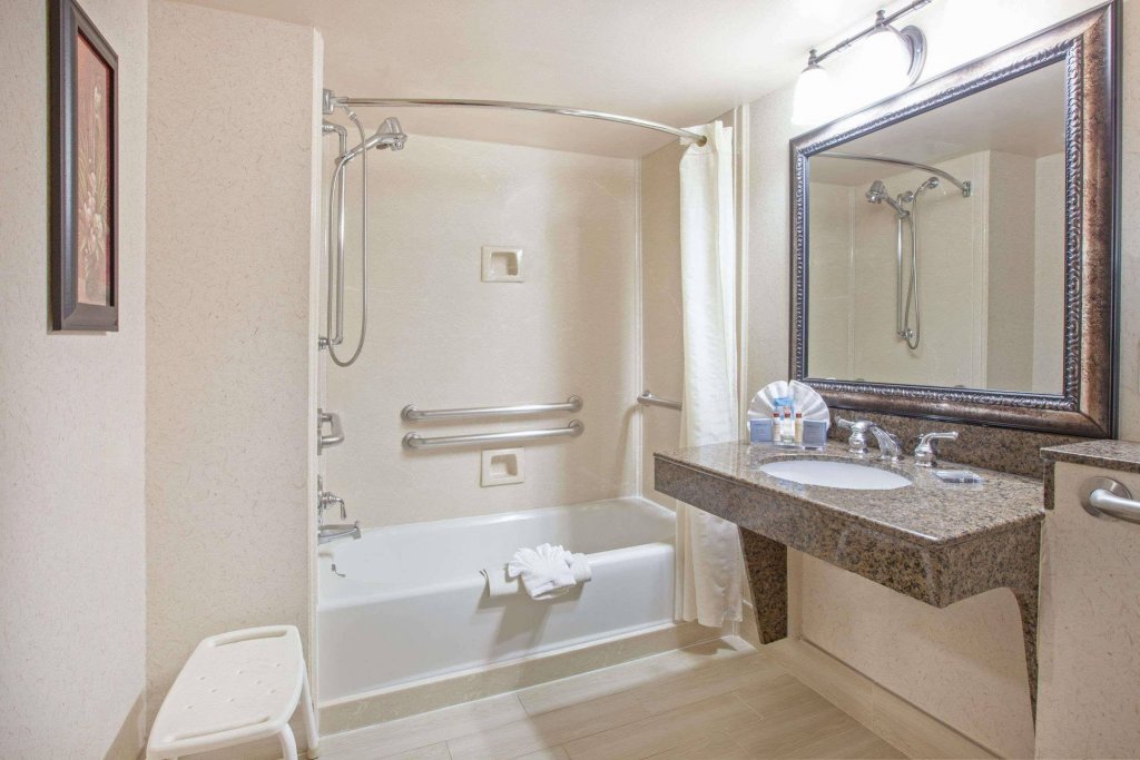 Фото Holiday Inn Express And Suites Arlington North - Stadium Area, an Ihg Hotel