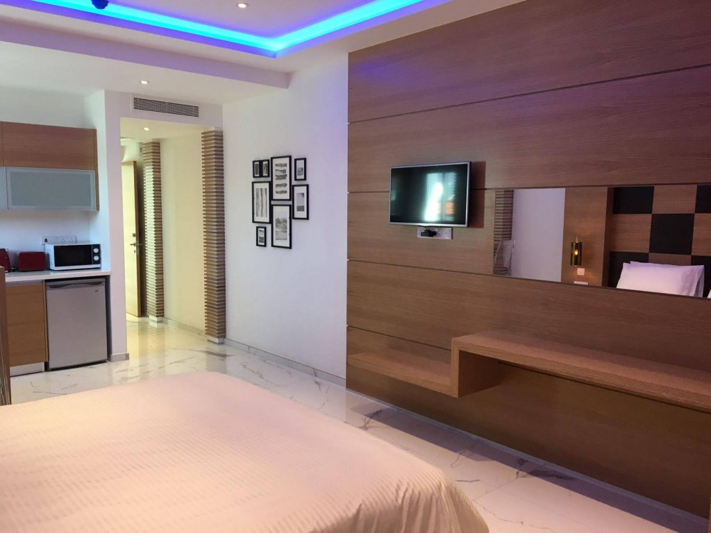 Фото Vrachia Beach Hotel & Suites - Adults only