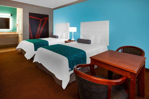 Гостиница Howard Johnson Hotel & Suites by Wyndham Pico Rivera