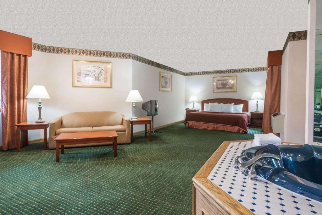 Фото Howard Johnson by Wyndham Lenox