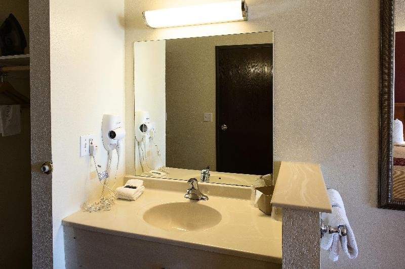 Фото Red Roof Inn & Suites Omaha - Council Bluffs