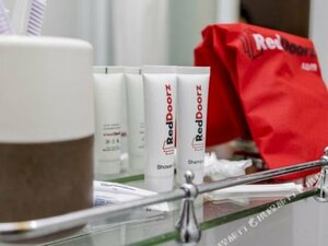 Гостиница RedDoorz @ Rajawali Km 5