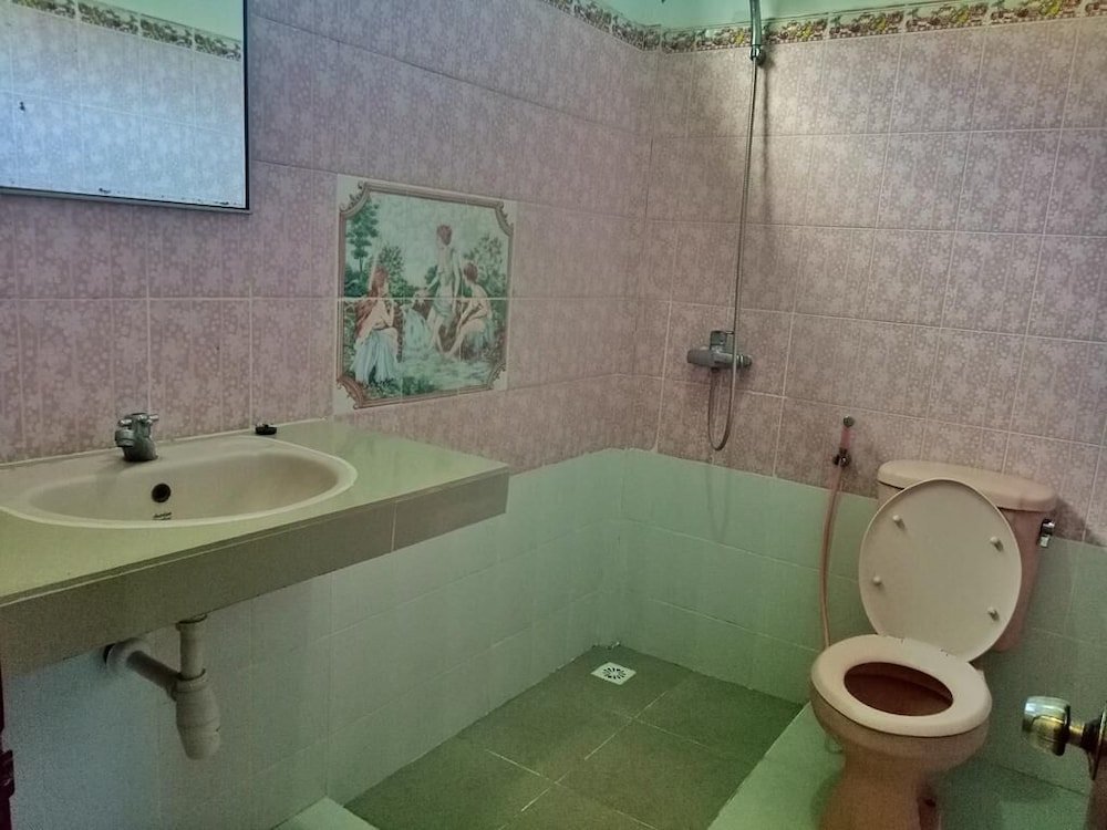 Фото Taman Mekar Beach Inn 2