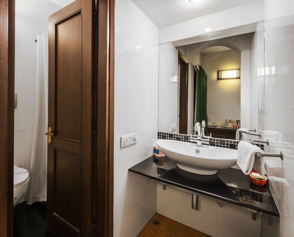 Фото Home@F37 Kailash Colony Metro