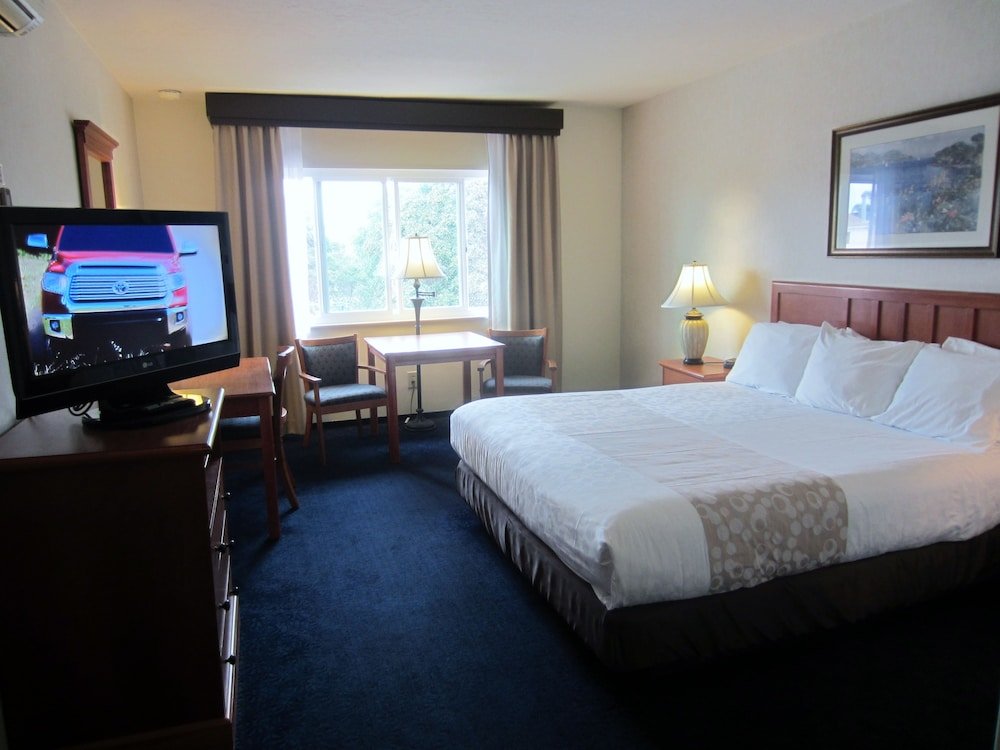 Фото Newport Channel Inn