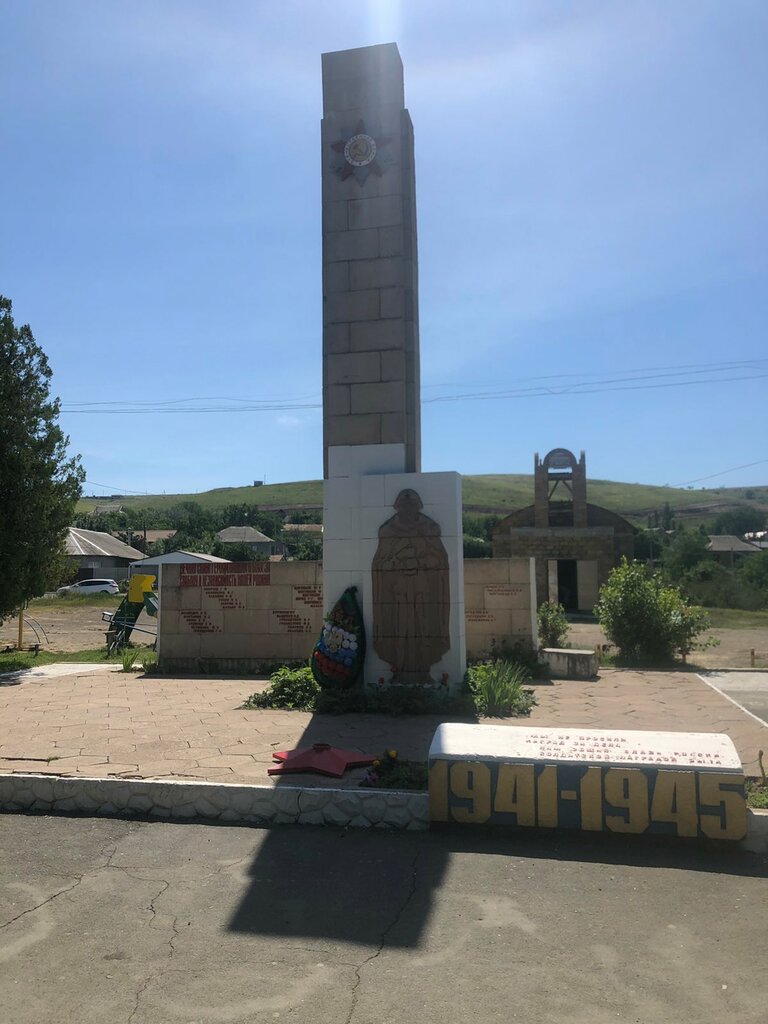 Жанровая скульптура Памятный знак в честь воинов-односельчан, Республика Крым, фото