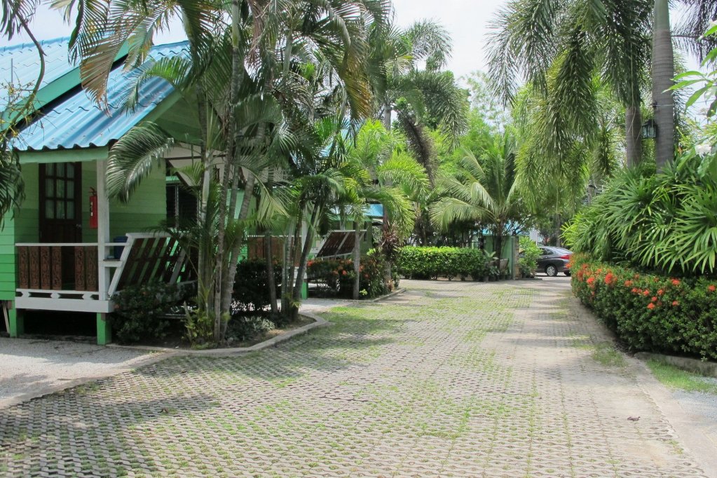 Фото The Green Resort Sri Racha