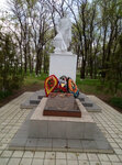 Павшим в годы Великой Отечественной войны - Воин с опущенным знаменем (Rostov Region, Kagalnitskiy rayon, Rodnikovskoye selskoye poseleniye, khutor Zhukovo-Tatarskiy, ulitsa Lenina), monument, memorial