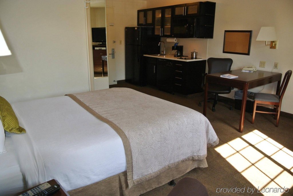 Фото Candlewood Suites Washington-Fairfax, an Ihg Hotel