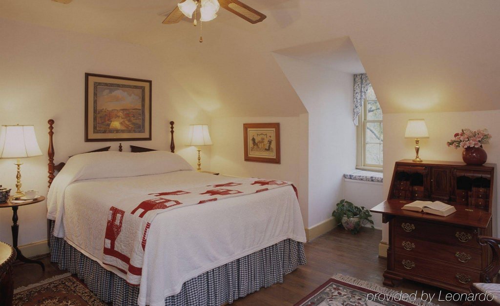 Фото Cedars of Williamsburg Bed & Breakfast