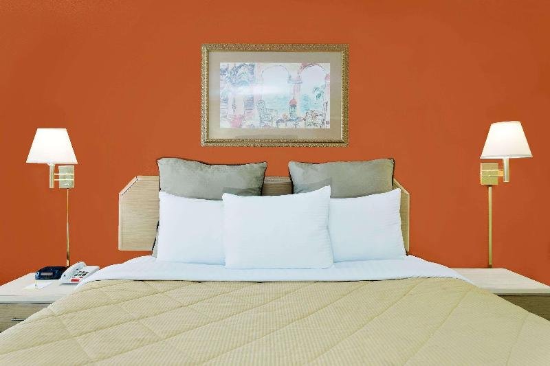 Фото Days Inn by Wyndham Fort Walton Beach