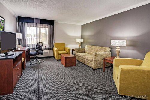 Гостиница La Quinta Inn & Suites by Wyndham Cleveland - Airport North в Кливленде