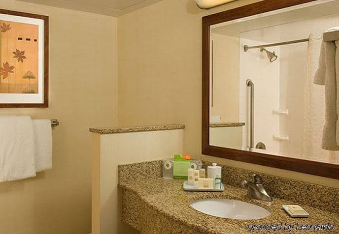 Фото Courtyard by Marriott Los Angeles - Sherman Oaks