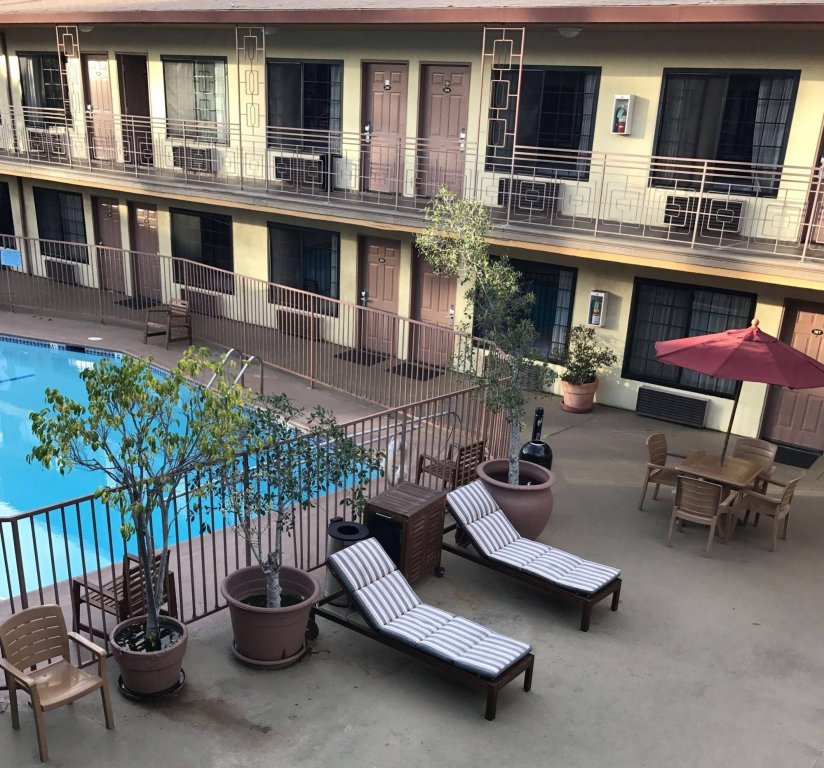 Фото Studio City Court Yard Hotel