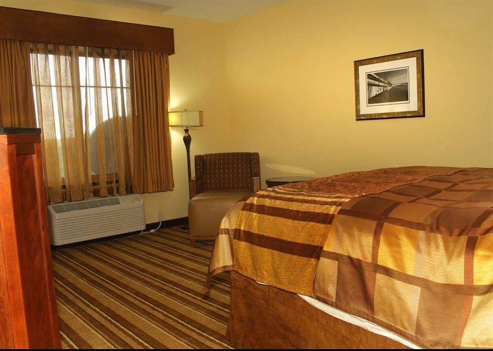 Фото Best Western Premier Kc Speedway Inn & Suites