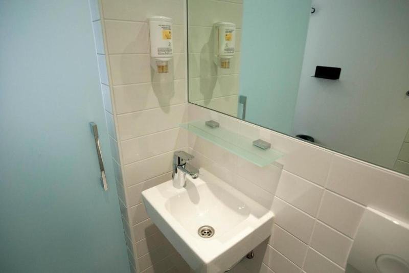 Фото EasyHotel Rotterdam City Centre