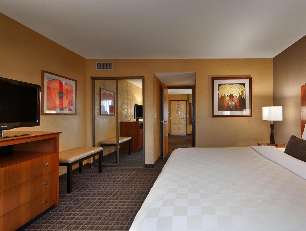Фото Best Western Plus Scottsdale Thunderbird Suites
