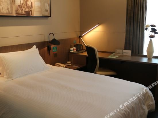 Фото Jinjiang Inn Select Xining West Wusi Road New Hualian Square