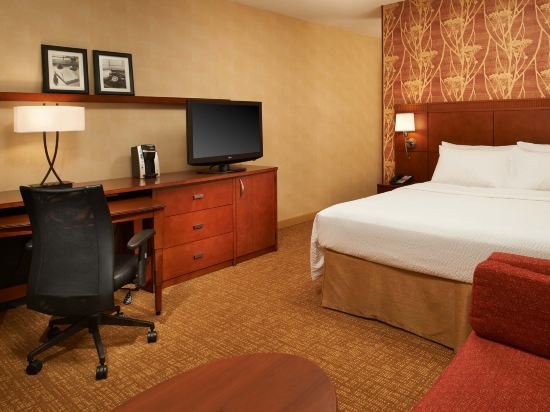 Фото Courtyard by Marriott Chicago Lincolnshire