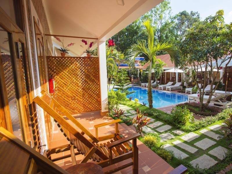 Фото Little Garden Bungalow