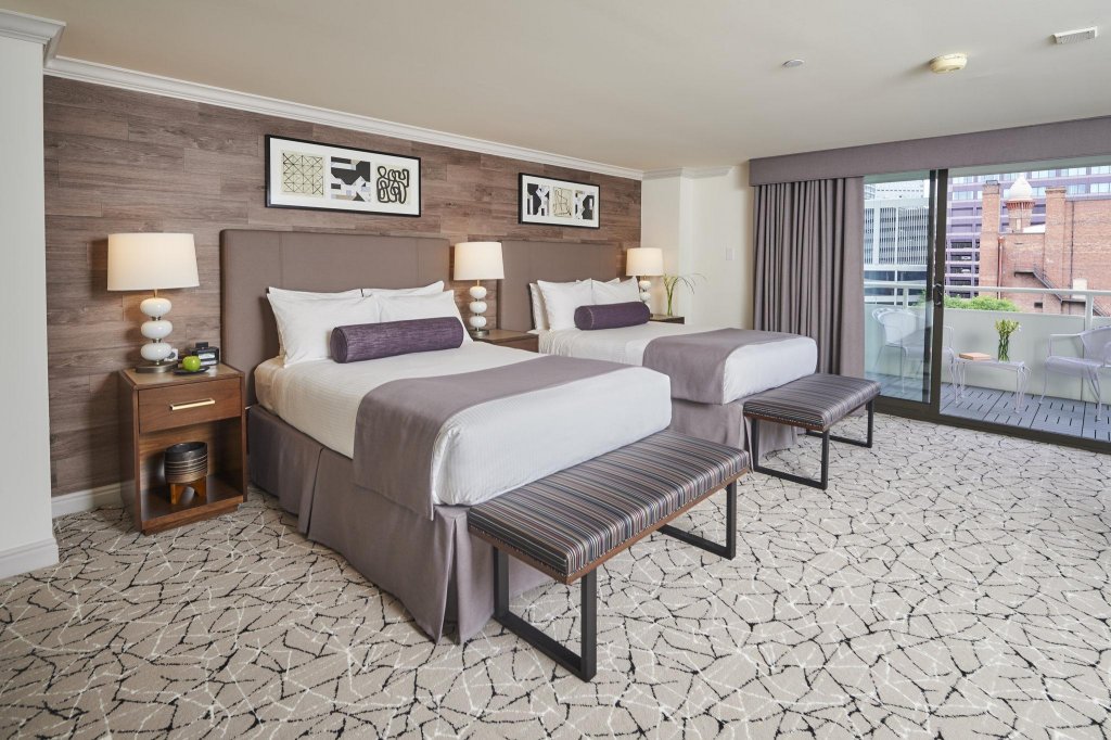 Фото Warwick Denver