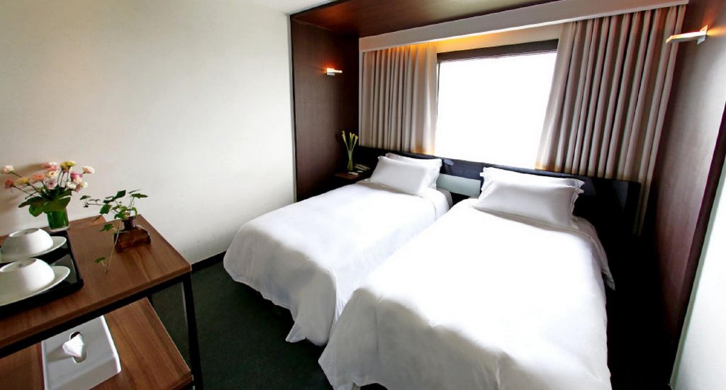 Фото The Riverside Hotel