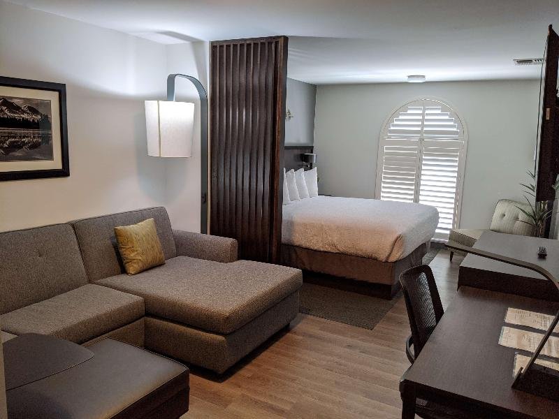 Фото Best Western Plus Hilltop Inn