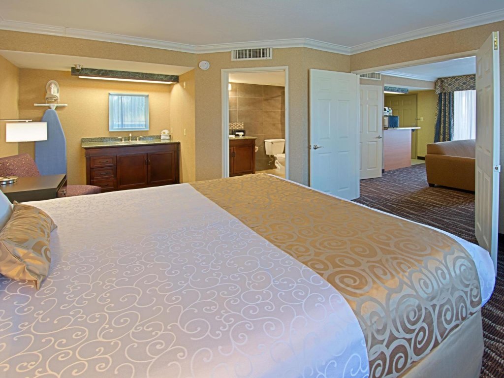Фото Hotel d’Lins Ontario Airport