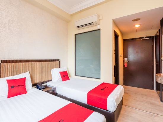 Фото RedDoorz at Aljunied