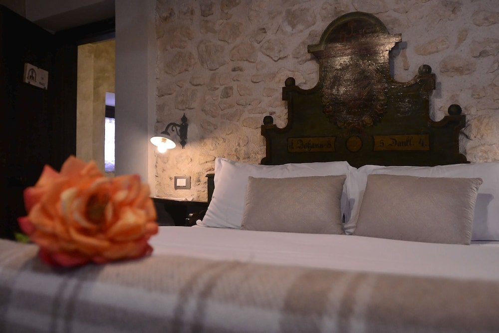 Фото Robur Marsorum Albergo Diffuso