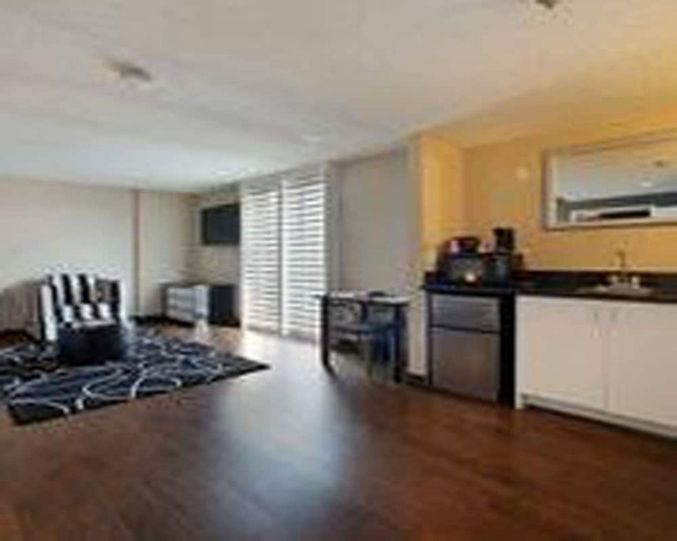 Фото Ramada Plaza by Wyndham West Hollywood Hotel & Suites