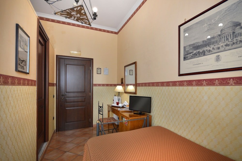 Фото Pinto Storey Hotel