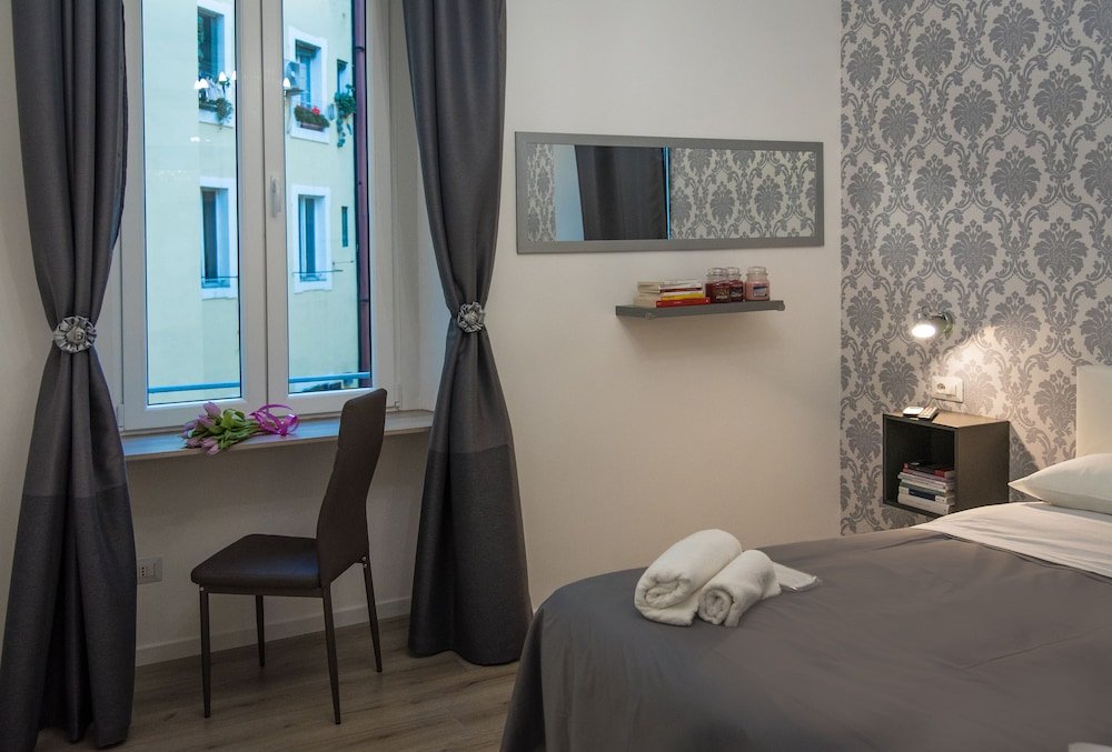 Фото Inside Roma Rooms