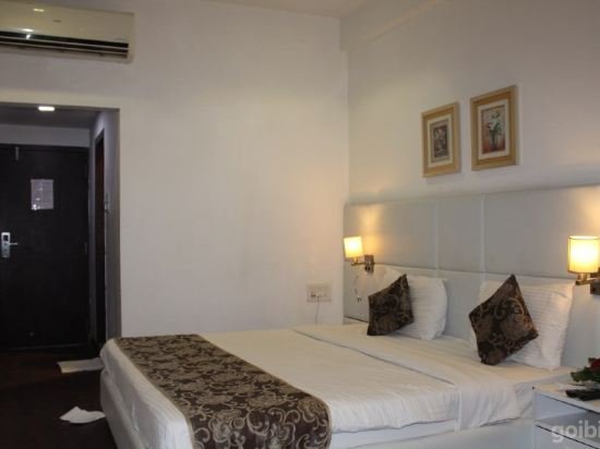 Фото The Manor Hotel