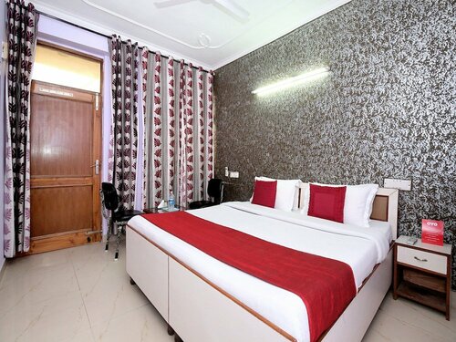 Oyo 10463 Hotel Paras