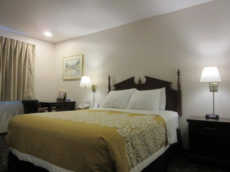 Фото Days Inn by Wyndham Seatac Airport