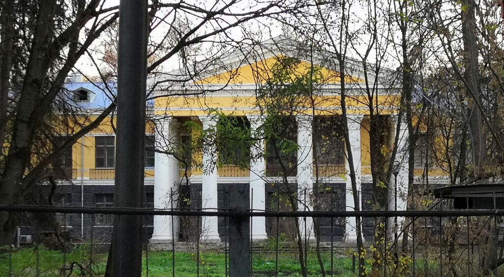معلم جذب سياحي Усадьба Черёмушки-Знаменское, дом с колоннадой ، موسكو، صورة
